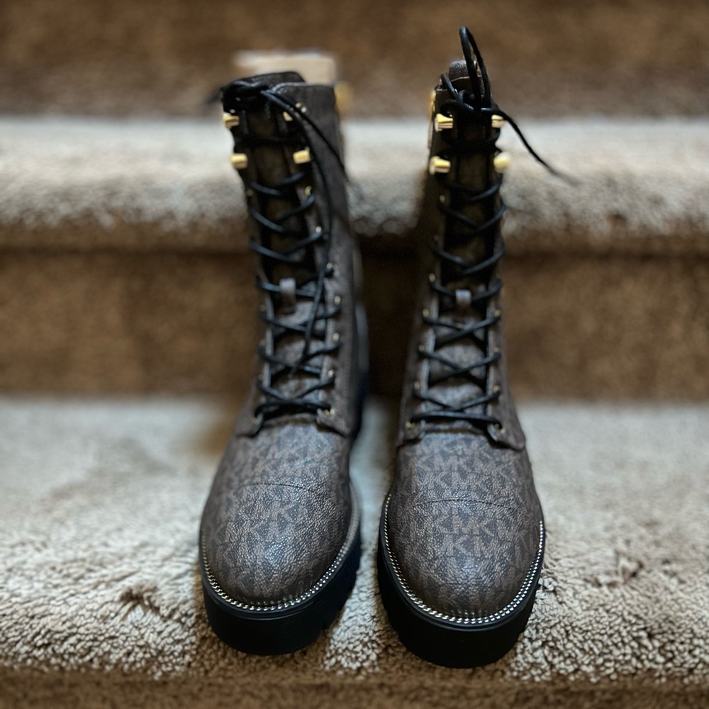 Michael Kors Size 10 Bryce Bootie Lace up New in box - Picture 2 of 5